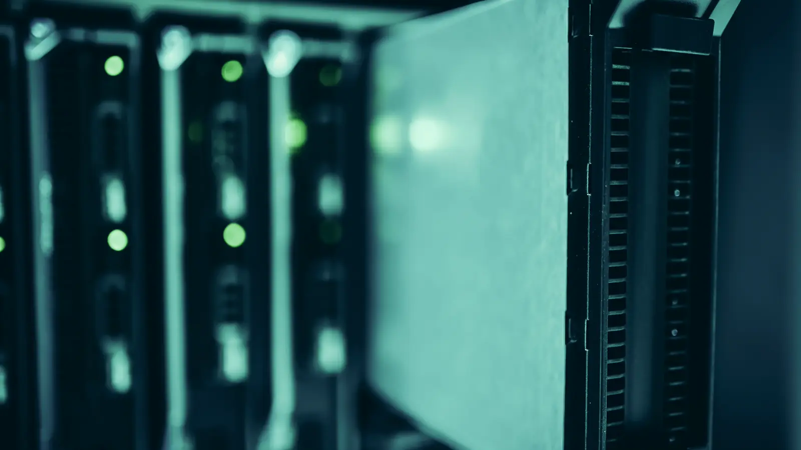 Fileira de servidores em rack de data center, representando o armazenamento de prontuário eletrônico em nuvem fora do Brasil