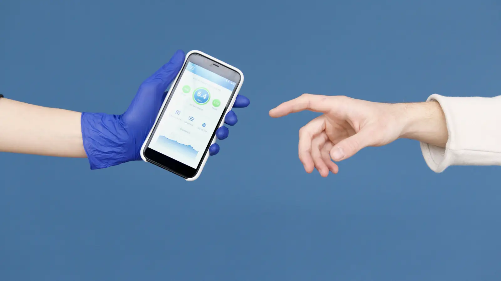 Mão com luva azul entrega um celular com aplicativo de saúde a outra pessoa, ilustrando o compartilhamento de dados de saúde do paciente pelo WhatsApp