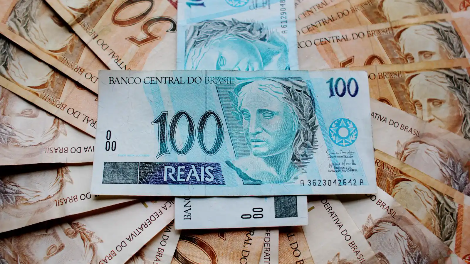 Notas de real brasileiro representando a dívida do FIES do médico
