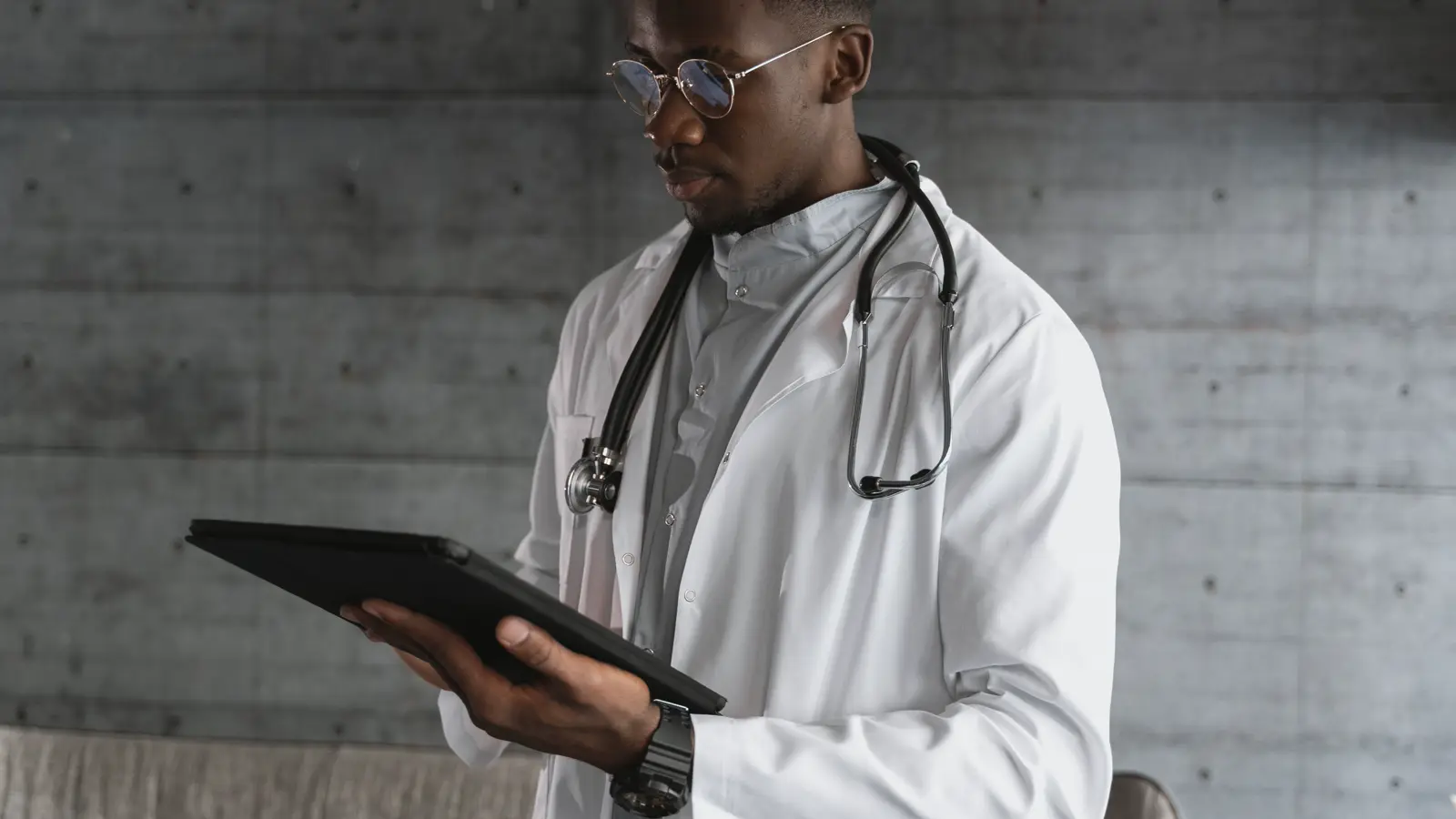 Médico analisa anotações em tablet durante atendimento, ilustrando o uso de IA para transcrição automática da consulta