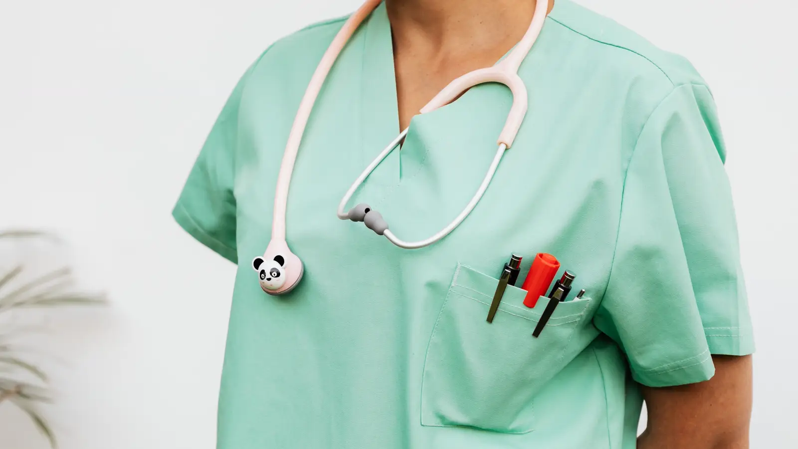 Médica de scrubs com estetoscópio no bolso, representando a médica sócia de clínica que contribui ao INSS como contribuinte individual