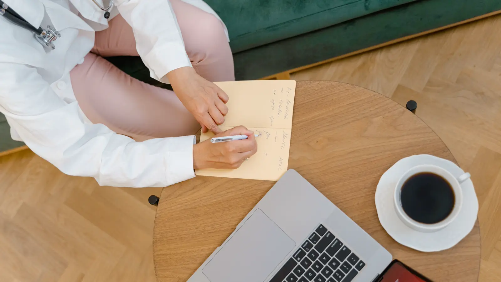 Médico analisando planilhas de planejamento financeiro e previdência privada no notebook, representando a escolha entre PGBL e VGBL para quem é PJ