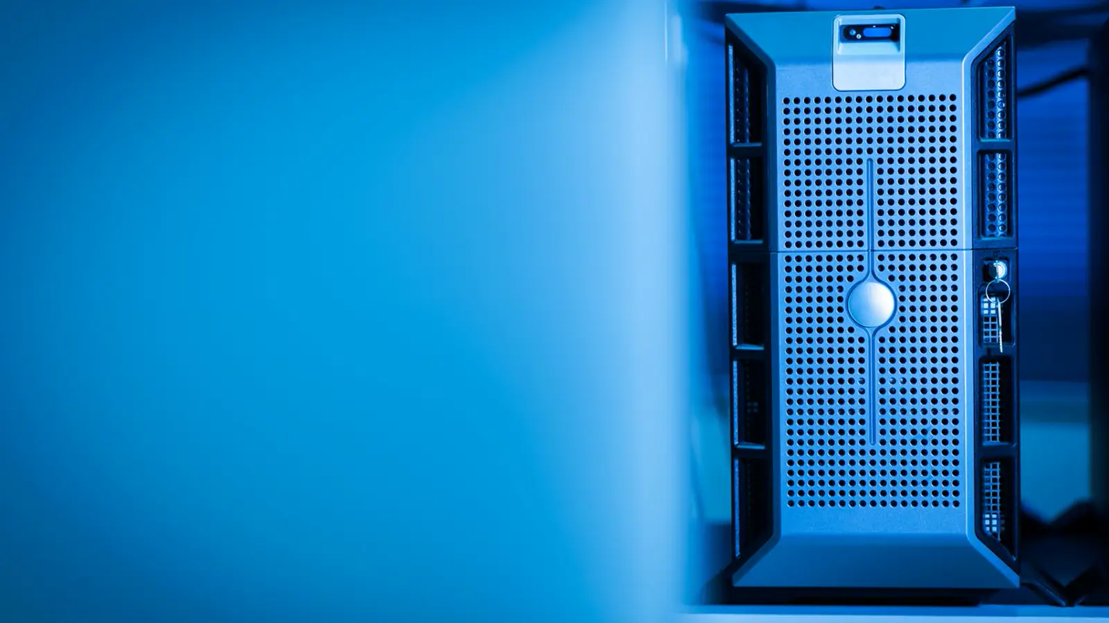 Servidor de data center iluminado em azul, representando a infraestrutura digital por trás do atendimento por telemedicina e do registro no CRM